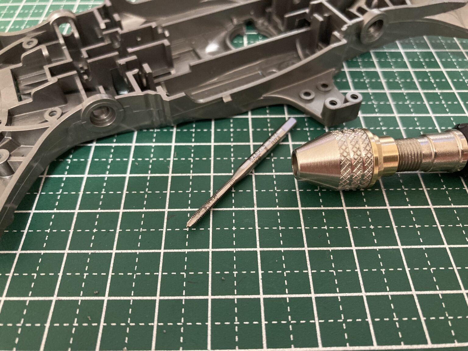 【あると便利】「M2タップ」でビス穴加工|組み立てや改造の作業効率が大幅アップ | また、ミニ四駆はじめました