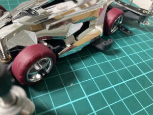 マルーン色の24mm径ローフリクションタイヤ
