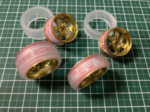 意外となかったステッカー+スリックタイヤ