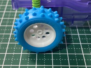 ホワイトホイール＋ライトブルーのスパイクタイヤ