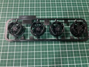 カーボン強化タイプの12本スポークホイール