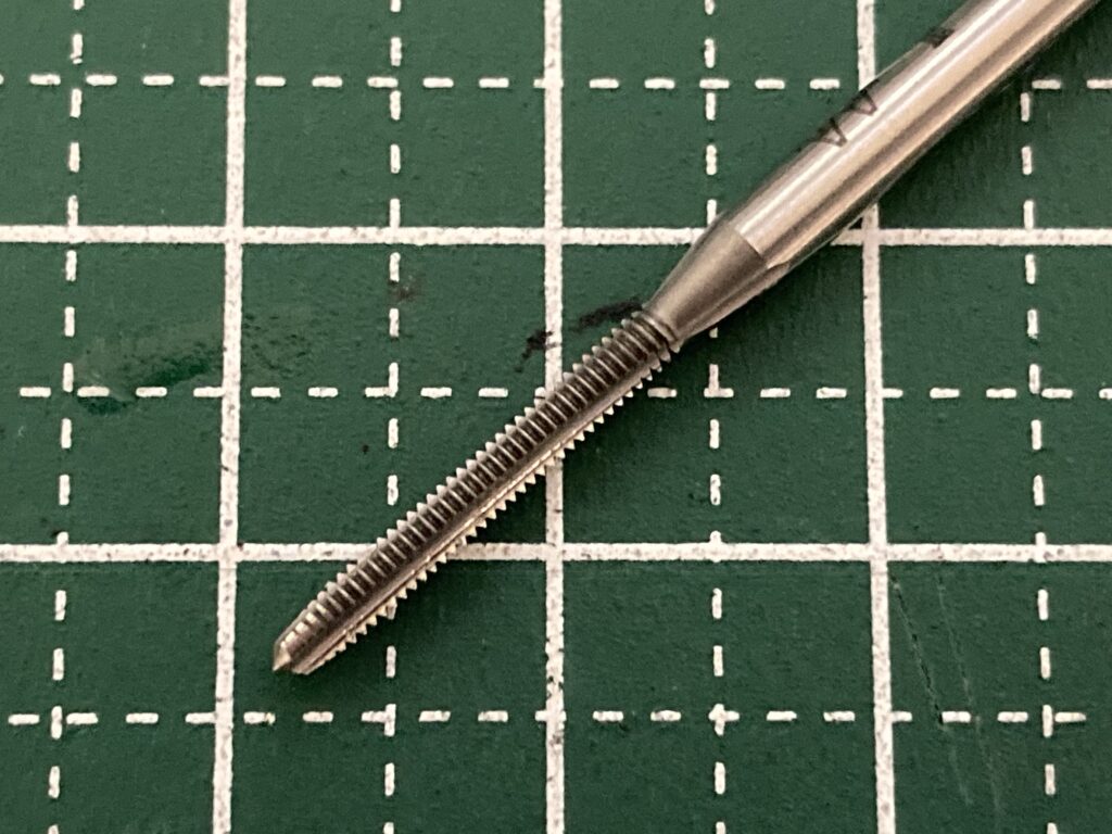 【あると便利】「M2タップ」でビス穴加工|組み立てや改造の作業効率が大幅アップ | ムーチョのミニ四駆ブログ
