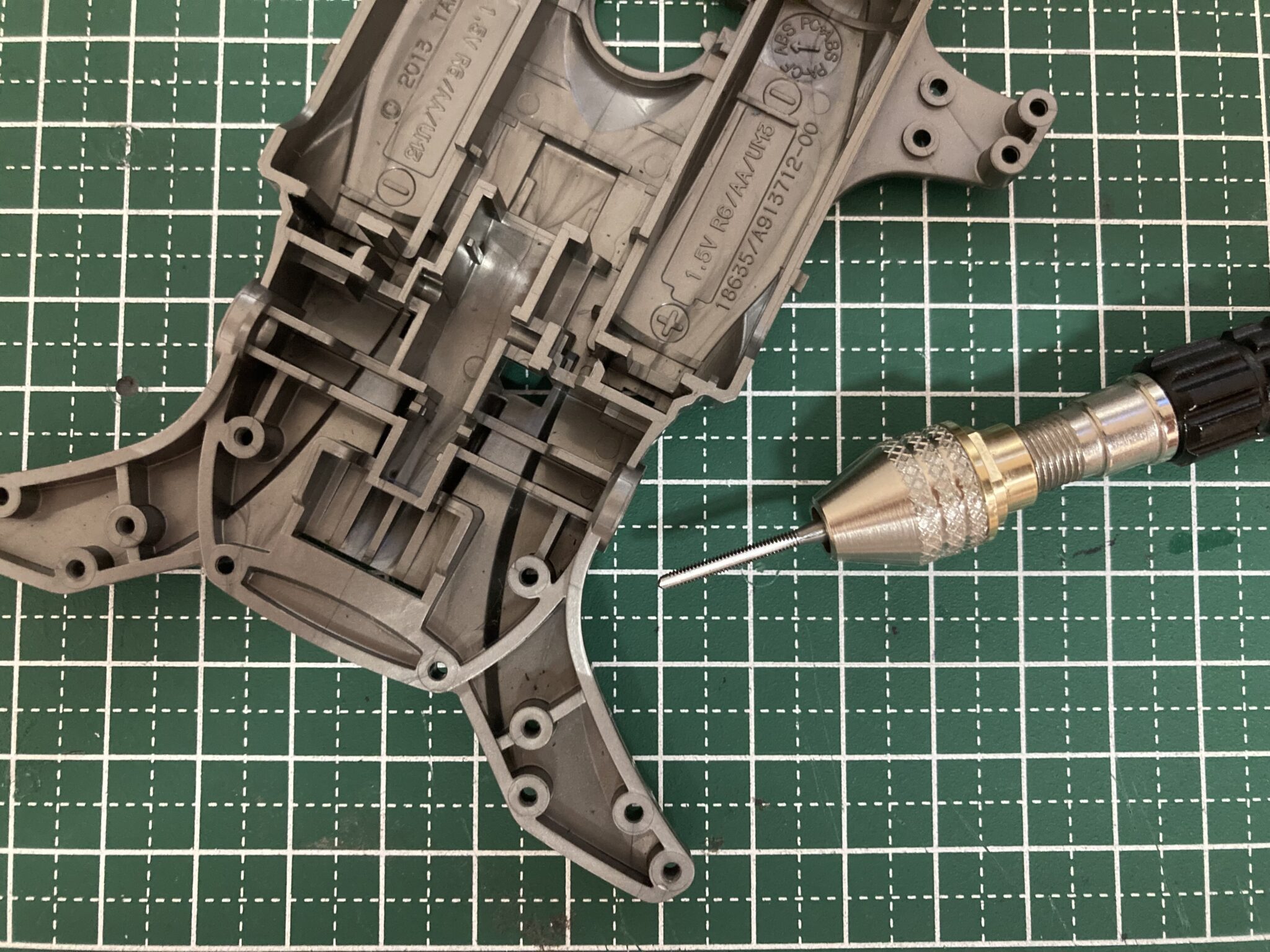【あると便利】「M2タップ」でビス穴加工|組み立てや改造の作業効率が大幅アップ | ムーチョのミニ四駆ブログ