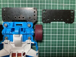 ガタつきを抑えるためにシャーシと合うようにカット
