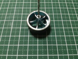 ドリルを軸穴に、真っ直ぐ垂直に入れていく