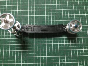 市販のスラダンを使い、コースと接触する部分をカット