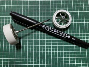両面テープとマッキーを使ってしっかり固定