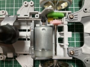モーターピニオンを固定しパワーロスをなくす